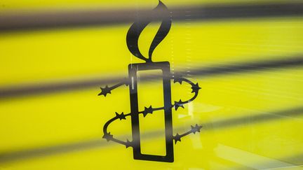 The Amnesty International logo, October 2021. (ISAAC LAWRENCE / AFP)