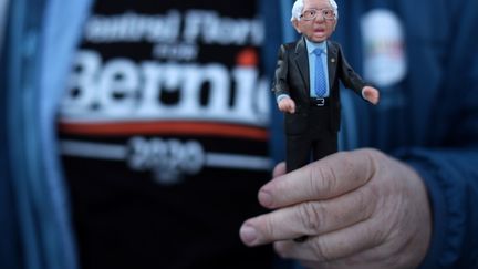 Un supporter de Bernie Sanders tient une figurine du candidat démocrate lors d'un meeting à&nbsp;Des Moines, dans l'Iowa, le 2 février 2020. (ALEX WONG / GETTY IMAGES NORTH AMERICA)