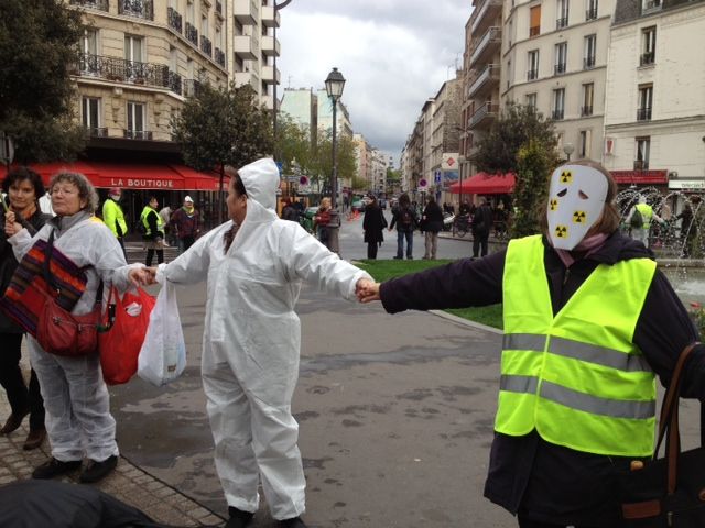 Les militants anti-nucléaire organise une ronde autour de la place du Colonel Bourgoin (NG)