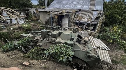 Un char russe abandonné à Izioum, près de&nbsp;Kharkiv, dans l'est de l'Ukraine, le 11 septembre 2022. (JUAN BARRETO / AFP)