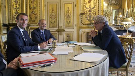 Emmanuel Macron reçoit Jean-Claude Mailly, le secrétaire général de Force ouvrière, le 23 mai 2017 à l'Elysée.&nbsp; (MICHEL EULER / AFP)