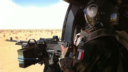 Un militaire fran&ccedil;ais survole le d&eacute;sert pr&egrave;s de Tessalit (Mali), le 8 f&eacute;vrier 2013. (AP / SIPA)