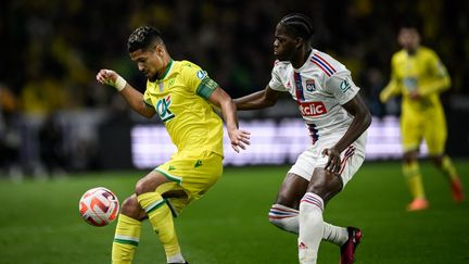 Ludovic Blas au duel avec Castello Lukeba en demi-finale de la Coupe de France, mercredi 5 avril 2023. (LOIC VENANCE / AFP)