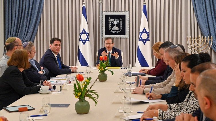 A meeting under the aegis of Israeli President Isaac Herzog with representatives of the opposition parties Yesh Atid and National Unity Party, March 28, 2023. (GPO / HANDOUT / ANADOLU AGENCY / AFP)