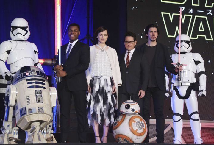 J.J. Abrams lors de la présentation de Star Wars : le réveil de la Force", entouré de ses acteurs John Boyega, Daisy Ridley, et Adam Driver.
 ( Koji Sasahara/AP/SIPA)