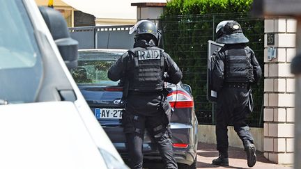 &nbsp; (Des policiers lors de la perquisition au domicile de Yassin Salhi vendredi. © Maxppp)