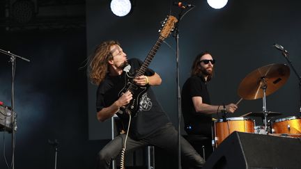 Stu Mackenzie, le leader des King Gizzard, samedi à Rock en Seine. Pour la dernière date de sa tournée, il a enchaîné les riffs énervés et les headbangs, campé sur son grand écart impressionnant. Un show résolument survolté que les festivaliers semblent avoir apprécié. Dans le public, certains ont slamé et plusieurs pogos ont éclaté. (Lire notre compte-rendu du concert et portrait ici)
 (Gilles Scarella / FTV)