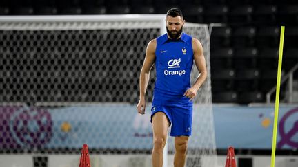 L'attaquant de l'équipe de France, Karim Benzema, lors de son premier entraînement collectif avec les Bleus au Qatar, le 19 novembre 2022. (FRANCK FIFE / AFP)