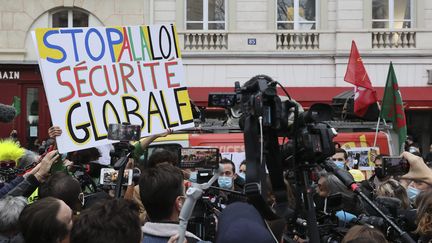 Manifestation des syndicats de journalistes et des gilets jaunes devant l'Assemblée nationale, contre le projet de loi sur la sécurité globale. (S?BASTIEN MUYLAERT / MAXPPP)