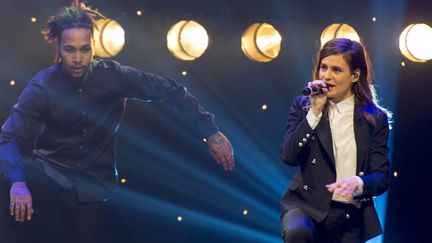 Christine and the Queens sur scène, en pleine chorégraphie avec un danseur, le 27 janvier 2015 à La Cigale, à Paris, parmi les finalistes de Talents W9
 (Christian Fournier / MaxPPP)