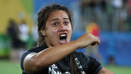 Une rugbywoman néo-zélandaise pleure en réalisant un haka, après la défaite de son équipe face à l'Australie en&nbsp;finale du Sevens, le 8 août 2016. (FRISO GENTSCH / DPA / AFP)