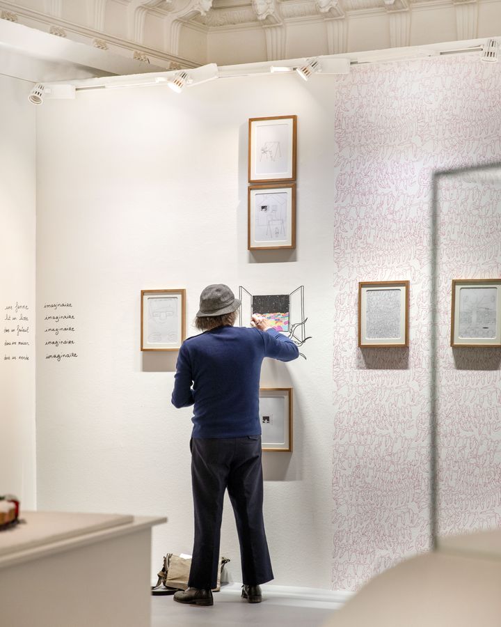 Philippe Katerine lors de l'installation&nbsp;au Bon Marché Rive Gauche à Paris de l'exposition le mignonisme, en février 2022 (Courtesy of Bon Marché)