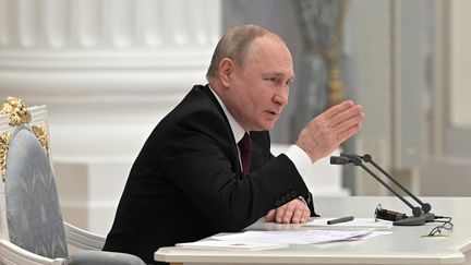 Le président russe Vladimir Poutine au Kremlin, à Moscou, le 21 février 2022. (ALEXEY NIKOLSKY / SPUTNIK / AFP)