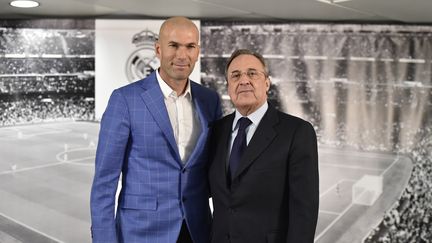 Zinédine Zidane et&nbsp;le président du Real Madrid Florentino Perez après la conférence de presse instituant le Français entrâineur du club, lundi 4 janvier 2016 à Madrid. (GERARD JULIEN / AFP)