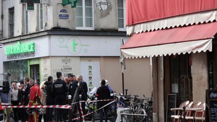 Un dispositif de sécurité autour de la rue d'Enghien dans le 10e arrondissement de Paris, où une fusillade a eu lieu, le 23 décembre 2022. (AFP)