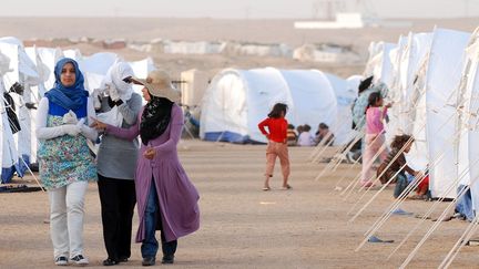 Des réfugiés libyens dans un camp près du poste frontière Sud de Dehiba, à environ 200 km au sud de Ras Jdir, en Tunisie, le 25 avril 2011. (BORNI HICHEM / AFP)