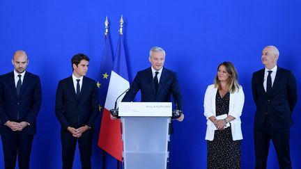 Le ministre de l'Economie Bruno Le Maire, entouré de ses nouveaux ministres délégués : Jean-Noël Barrot, à la Transition numérique, Gabriel Attal, aux Comptes publics, Olivia Grégoire au Commerce, et Roland Lescure à l'Industrie. (ERIC PIERMONT / AFP)