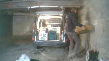 Le Français de 25 ans arrêté le 21 mai 2016 en Ukraine, en train de charger sa camionnette. Photo diffusée par les services secrets ukrainiens. (SBU)