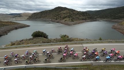 Le peloton lors de la troisième étape de la Vuelta, le 22 octobre 2020. (KIKO HUESCA (ES-ES)/EFE/SIPA / EFE)