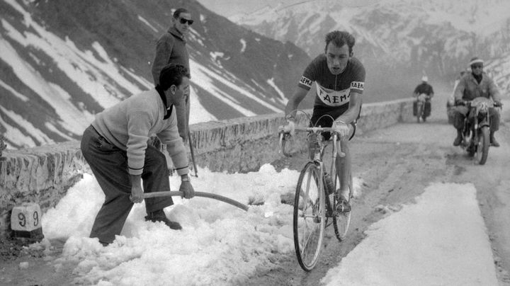 Le coureur luxembourgeois Charly Gaul lors d'une &eacute;tape de montagne du Tour d'Italie, le 4 juin 1957. (GAMMA-KEYSTONE / GETTY IMAGES)