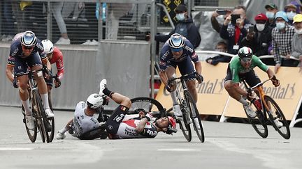 À l’arrivée de la 3e étape, le 28 juin, Caleb Ewan (Lotto Soudal), désorienté après avoir touché la roue arrière de Tim Merlier (Alpecin Fenix),&nbsp;chute violemment et entraîne Peter Sagan (Bora Hansgrohe) avec lui. L’Australien, cinq fois vainqueur d’étape sur le Tour de France, abandonnera à cause d'une fracture de la clavicule. Peter Sagan repartira le lendemain avant de quitter la course dix jours plus tard. Deux candidats au maillot vert en moins dans le peloton. (BENOIT TESSIER / AFP)