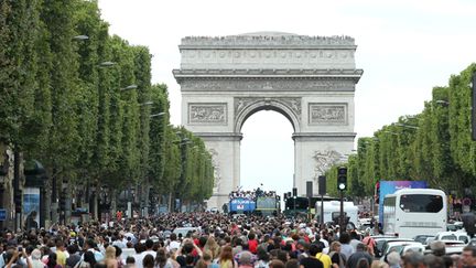 &nbsp; (Ferveur sur les Champs-Elysée pour le retour des Français des JO de Londres en 2012 © MAXPPP)