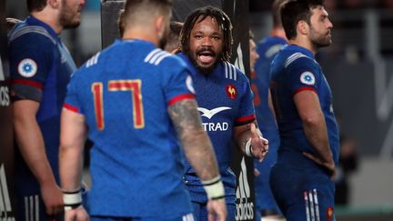 Mathieu Bastareaud rameute ses troupes face aux All Blacks (MICHAEL BRADLEY / AFP)