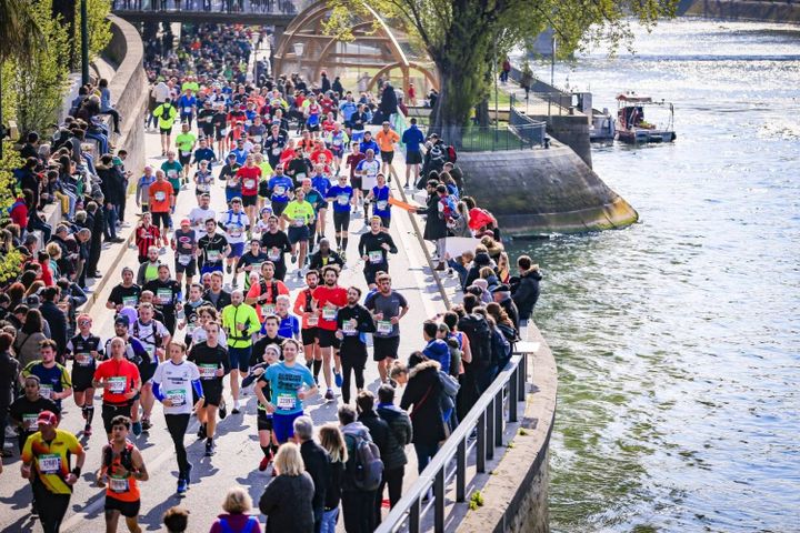 Les coureurs longent la Seine pour atteindre les 42.195km du marathon.&nbsp; (© AURELIEN VIALATTE  ASO)