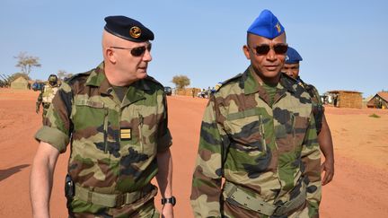 Un officier fran&ccedil;ais accompagnant un officier nig&eacute;rien lors d'une inspection du camp de Ouallam&nbsp;(Niger),&nbsp;o&ugrave; se pr&eacute;parent les troupes de la Mission internationale de soutien au Mali,&nbsp;le 22 janvier 2013.&nbsp; (BOUREIMA HAMA / AFP)