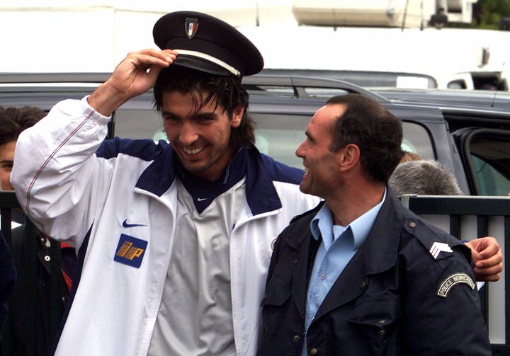 Gianluigi Buffon plaisante avec un policier français à Senlis (Oise), le 14 juin 1998. (REUTERS)