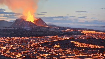 Des images de la lave jaillissant d'un volcan en éruption en Islande, le 22 juillet 2023 (MEDIADRUMIMAGES/@SEBMGD / MAXPPP)