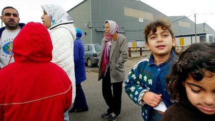 Des migrants discutent au lendemain de la décision de fermer le centre le 30 décembre 2002. Photo prise le 3 décembre 2002. (PHILIPPE HUGUEN / AFP)