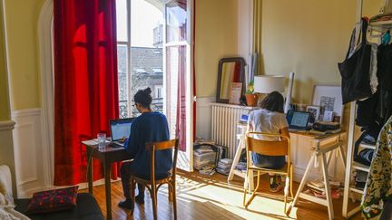 Des colocataires en télétravail lors du premier confienement, en mars 2020, à Montreuil (Seine-Saint-Denis). (REMI DECOSTER / HANS LUCAS / AFP)