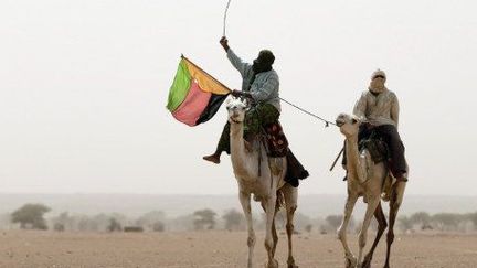 Des partisans du MNLA manifestent à Kidal en faveur du mouvement, en juillet 2013. (FP PHOTO / KENZO TRIBOUILLARD)