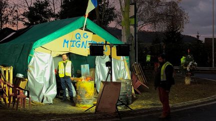 Des "gilets jaunes" au rond-point de&nbsp;Blavozy près du Puy-en-Velay (Haute-Loire) le 4 décembre 2018. (MATTHIEU MONDOLONI / FRANCEINFO)