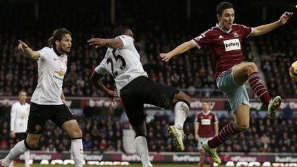 Stewart Downing à la lutte avec Antonio Valencia (ADRIAN DENNIS / AFP)