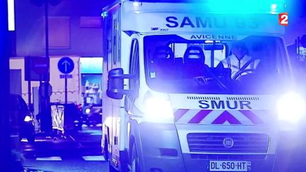 Un v&eacute;hicule du Smur arrive &agrave; l'h&ocirc;pital Avicenne de Bobigny (Seine-Saint-Denis). ( FRANCE 2)