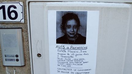 Un avis de recherche d'Estelle Mouzin placardé à Guermantes (Seine-et-Marne).&nbsp; (JEAN AYISSI / AFP)