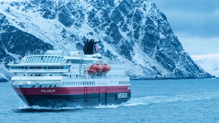 Le bateau Polarlys pr&egrave;s d'Havoysund, au nord de la Norv&egrave;ge, en novembre 2012. (BERTHIER EMMANUEL / HEMIS)