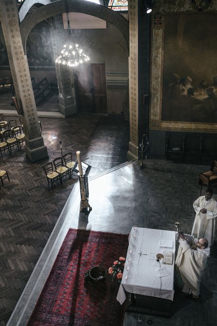 Un prêtre célèbre une messe sans fidèle, retransmise sur Facebook, à l'église Saint-Jean de Montmartre, à Paris, le 19 avril 2020. (ANDREA MANTOVANI/THE NEW YORK TIMES-REDUX-REA)