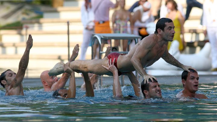 Une &eacute;quipe de ballet aquatique lors des Gay Games de Cologne (Allemagne), en ao&ucirc;t 2010.&nbsp; (PATRIK STOLLARZ / AFP)