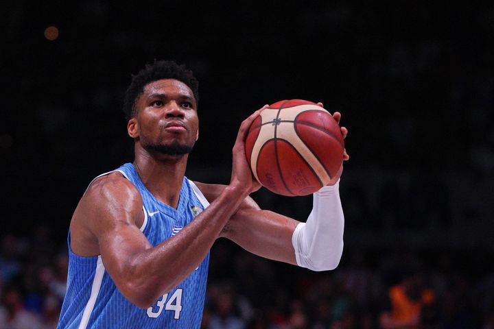 Le basketteur grec Giannis Antetokounmpo lors du match du tournoi de qualification olympique entre la Croatie et la Grèce, à Athènes, le 7 juillet 2024. (GIORGOS ARAPEKOS / SOOC / AFP)