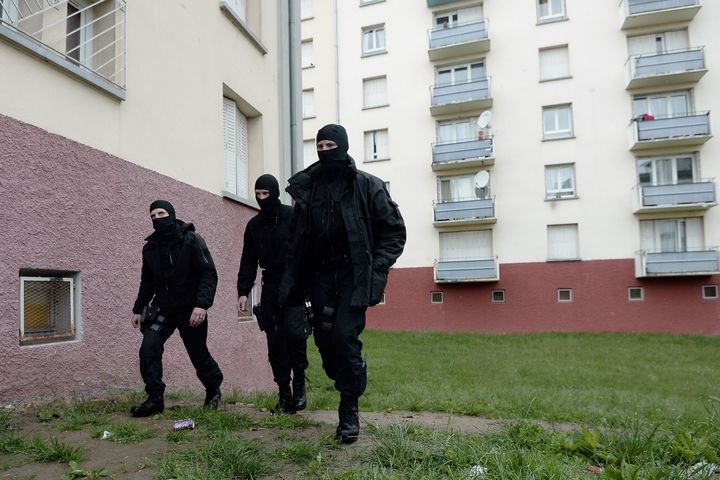 Des policiers du Raid patrouillent le 13 mai 2014 dans une cité de la banlieue de Satrasbourg lors d'une opération antiterroriste. (FREDERICK FLORIN / AFP)