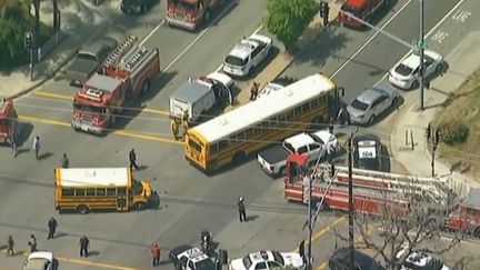 Capture d'écran montrant les abords de&nbsp;l'école où un homme a tiré sur une femme et un enfant, à San Bernardino (Californie), le 10 avril 2017. (CBS)