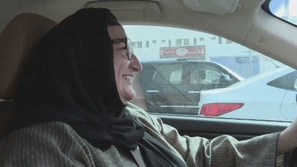 Les premières femmes titulaires d'un permis de conduire obtenu à l'étranger prennent la route. Cette mesure en faveur des femmes du royaume a été prise par le roi Salman. (Arabie Saoudite, les femmes au volant)