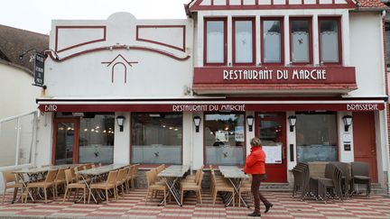 Un restaurant fermé au Touquet (Pas-de-Calais), le 15 mars 2020.&nbsp; (LUDOVIC MARIN / AFP)