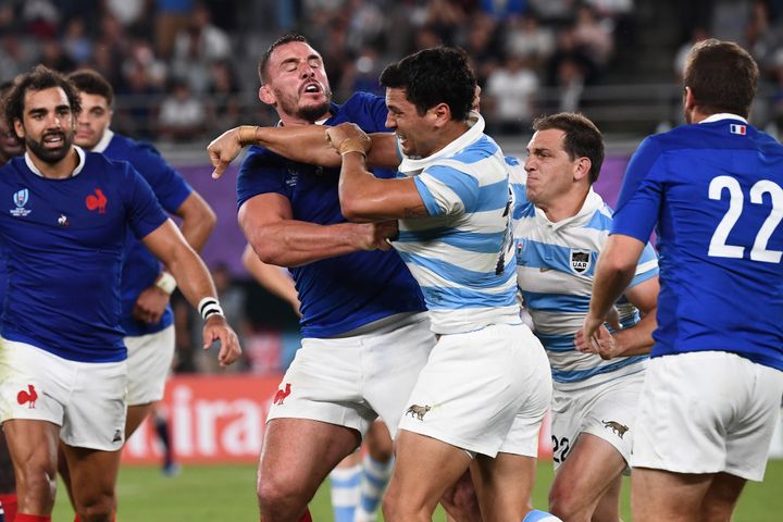 A la fin du match opposant la France et l'Argentine, les joueurs se sont bagarrés&nbsp;sur le terrain à Tokyo (Japon), le 21 septembre 2019. (FRANCK FIFE / AFP)