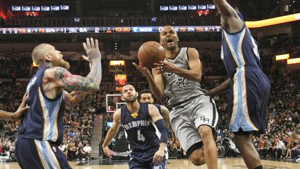 Tony Parker à l'attaque du cercle face à Memphis (RONALD CORTES / GETTY IMAGES NORTH AMERICA)