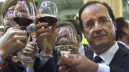 Fran&ccedil;ois Hollande visite le Salon de l'agriculture, le 28 f&eacute;vrier 2012, &agrave; Paris. (CHARLES PLATIAU / AFP)