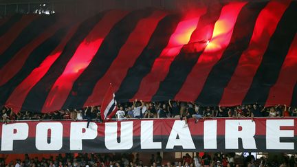 Les supporters de l'OGC Nice pendant le match contre le FC Schalke dans le cadre de la Coupe de l'UEFA, le 15 septembre 2016, à Nice (Alpes-Maritimes). (VALERY HACHE / AFP)